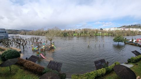 Imagen del Mi�o en Lugo desbordado en la zona del Club Fluvial