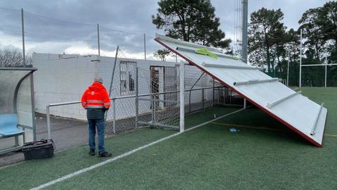 El viento arranc� la cubierta de las oficinas del Bamio en el campo de f�tbol Mari Paz Vilas