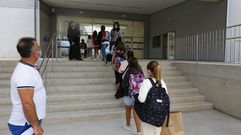 Alumnos entrando en un colegio gallego el primer d�a de clase