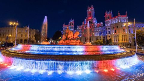 La fuente de Cibeles, en Madrid, iluminada con los colores de la bandera britnica en seal de duelo. 