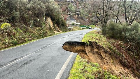 Derrumbe en Faramontaos de la OU -0306 San Cristovo -Leiro, en el punto kilom�trico 9,500, en el concello de Carballeda de Avia
