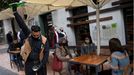 Un camarero escancia sidra en una terraza llena de gente en la Plaza del Font�n en Oviedo