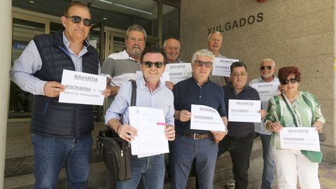 Algunos de los afectados que acudieron ayer al Juzgado de lo Social n�mero 1, en Ferrol
