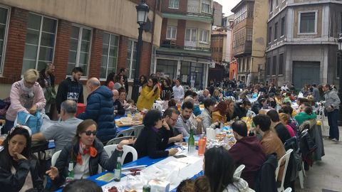 Un recodo de los cinco kil�metros de tableros montados para la Comida en la Calle, en Avil�s.Un recodo de los cinco kil�metros de tableros montados para la Comida en la Calle, en Avil�s