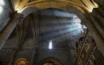 O sol ilumina o Domingo de Resurreccin na catedral de Ourense. 09/04/2023