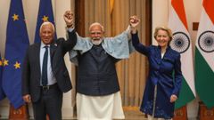 La  presidenta de la Comisi�n Europea, Ursula von der Leyen (derecha), con el presidente del Consejo Europeo, Antonio Costa (Izquierda) y en medio, el primer ministro indio Narendra Modi