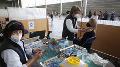 Tres mil personas de menos de 60 a�os estaban citadas este s�bado en el recinto ferial de Pontevedra para recibir el suero de Pfizer