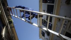 Imagen de archivo de un operario en el cementario municipal de San Amaro, en A Coru�a