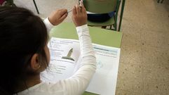 Imagen de archivo de una alumna de tercero de primaria realizando la prueba que obliga la Lomce