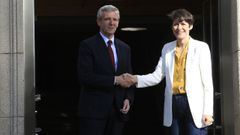 Ana Pont�n, en la puerta de la Xunta con el presidente de la Xunta, Alfonso Rueda.