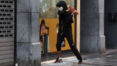 Un joven atacando un escaparate este mi�rcoles en Lieja