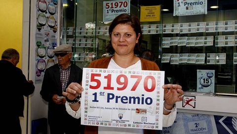 Mara Eirs, con el cartel del primer premio.