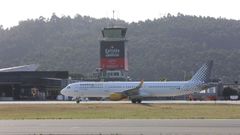Un avi&oacute;n este martes en la pista de Alvedro, en A Coru&ntilde;a
