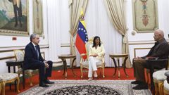 Jos� Luis Rodr�guez Zapatero (izquierda) durante una reuni�n con Delcy Rodr�guez y Jorge Rodr�guez en Caracas.