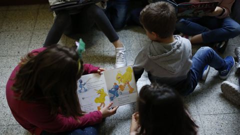 Ni�os leyendo en un colegio de la comunidad, en una imagen de archivo.