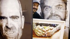 El artista Marcos M�guez P�hinger, dibujando una de sus obras con boli Bic