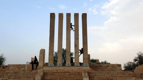 Dos hombres escalan por las columnas de los restos del Palacio de la Reina de Saba en Marib (Yemen). El palacio fue construido durante el reinado de la Reina de Saba en el siglo X a.C. y permaneció enterrado bajo las dunas del desierto hasta que fue descubierto en 1988 durante unas excavaciones arqueológicas