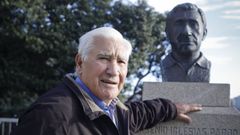 Arsenio Iglesias, ante el busto que le fue dedicado.