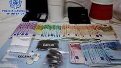 Efectos intervenidos por la Polic�a Nacional en el piso de la avenida de Lugo