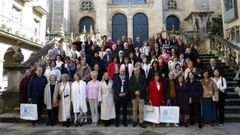 Los trabajadores jubilados que acudieron al homenaje se hicieron una foto de familia