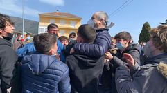 Julio P�rez, manteado por los alumnos del Pablo VI
