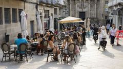Camareros con terraza en el casco histrico de Ourense