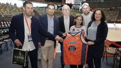 La Zona Comercial Obelisco entreg&oacute; este jueves una camiseta firmada por los jugadores del Leyma Coru&ntilde;a 