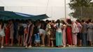 Migrantes mujeres y ni�as, esperando este mi�rcoles por su turno de recogida de comida.