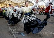 Las exhibiciones de baile tradicional animaron la velada en la carpa instalada en el campo da feira.