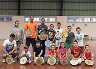 T�cnicos y ni�os en el campus de Rodeiro.
