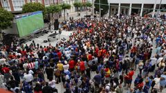 Los caboverdianos de Burela celebran el empate de su selecci�n con la espa�ola