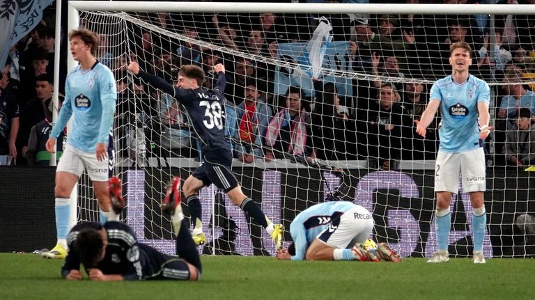 Jugadores de Celta, lament&aacute;ndose tras uno de los goles del Real Madrid del viernes.