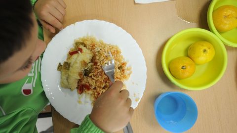 5 - El ANPA del P�rez Viondi (A Estrada) est� encantada con el c�terin. Y los ni�os dan fe de ello: apenas dejan alimentos en el plato.