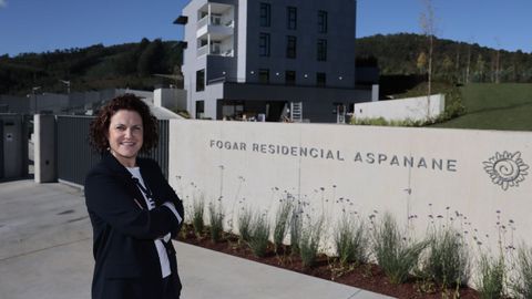 <span lang= gl >Na urbanizaci&oacute;n de Palmeiro, en Xove. Mar&iacute;a Elena Santos Coci&ntilde;a, xerente de Aspanane desde ou 2004, diante do fogar residencial para persoas con discapacidade intelectual que ser&aacute; entregado este martes. Dispor&aacute; de 50 prazas concertadas</span>