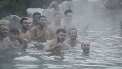 Omar Montes se ba�a en las termas de Outariz con J�come