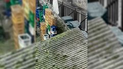 La varilla de un cohete disparado hace unos den una calle de Monforte, fotografiada a la ma�ana siguiente en el tejado de un solar