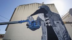 Sekone, que pintar en Cerceda, es el autor de este mural en Carballo 