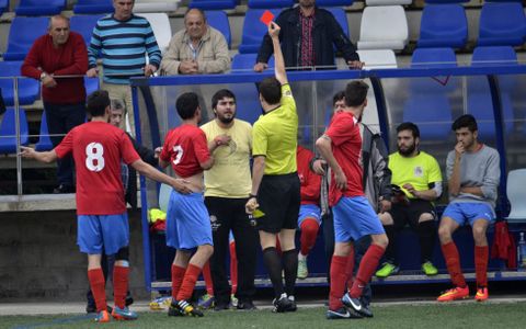 El colegiado centr las iras de los aficionados muxins al final del partido. 