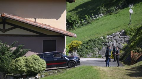 Una mujer y un hombre han sido localizados muertos este s�bado con heridas de arma de fuego en su vivienda en la parroquia de Columbiello, en el municipio asturiano de Lena.