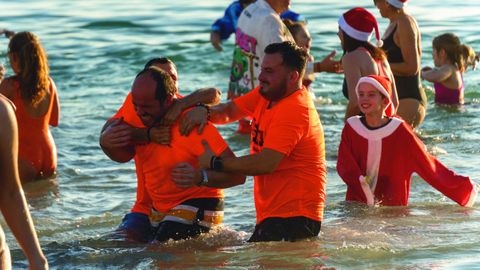Chapuz�n para despedir el a�o en la playa de Silgar, en Sanxenxo