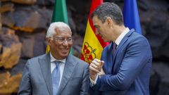  El primer ministro de la Repblica Portuguesa, Antonio Costa, junto al Presidente del Gobierno, Pedro Snchez, en la cumbre hispano-portuguesa celebrada en Lanzarote.  
