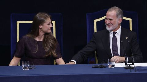 El rey Felipe VI y la princesa Leonor durante la ceremonia de entrega de los Premios Princesa de Asturias celebrada este viernes en el Teatro Campoamor
