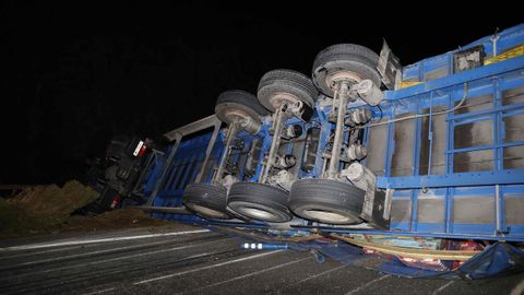 Accidente de un cami�n y de un turismo que obliga a cortar la A-6 en Baralla