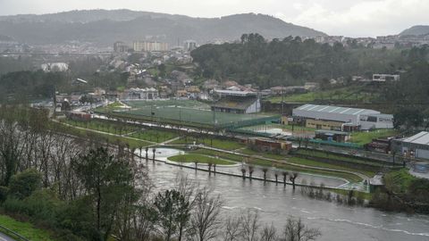 El agua del Mi�o cerca de inundar las piscinas de Oira