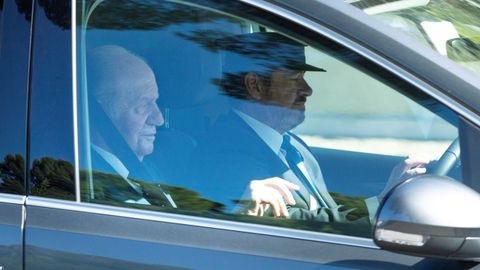  El rey Juan Carlos, invitado a la boda de Rafa Nadal y Mery Perella, a su llegada en coche sa Fortalesa, la finca situada en la pennsula de Punta Avanada, en Pollena, al norte de Mallorca