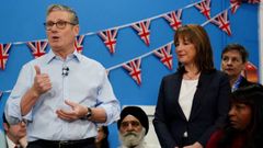 El primer ministro brit�nico, Keir Starmer, junto a la titular de Hacienda, Rachel Reeves,  durante un acto en Rugby (Warwickshire)