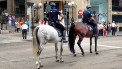 Imagen de archivo de unos policas a caballo por Vigo