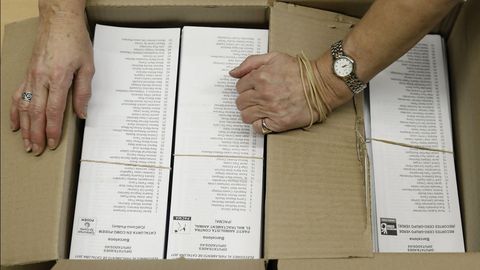 Apertura de ua caja con papeletas en el centro c�vico La Sedeta, en Barcelona