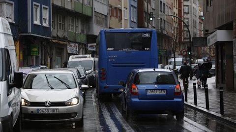 Accidente en la avenida del Ej�rcito, atasco en General Sanjurjo por el desv�o de tr�fico 