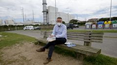 Daniel Pazos trabaja en una empresa del pol�gono de Sab�n y opt� por comer de t�per al lado de la playa